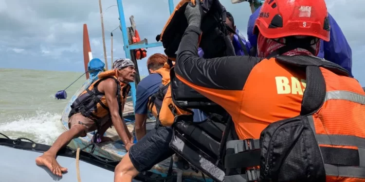 Terombang-ambing di Perairan Jepara Akibat Ombak Besar, 3 Nelayan Asal Tegal Berhasil Dievakuasi