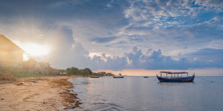 10 Rekomendasi Pantai di Jepara yang Harus Dikunjungi Saat Musim Liburan