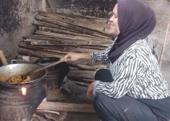 LPG Makin Langka dan Mahal, Sebagian Warga Magelang Kembali ke Tungku Kayu