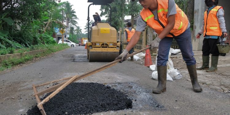 Jelang Mudik Lebaran 2025, Sejumlah Jalan di Temanggung Mulai Ditambal