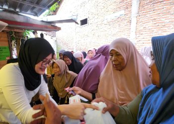 Aksi Nyata! Pengusaha Tanaman Hias Ini Bagikan Ratusan Sembako untuk Janda dan Lansia Tembalang Semarang