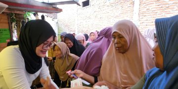 Aksi Nyata! Pengusaha Tanaman Hias Ini Bagikan Ratusan Sembako untuk Janda dan Lansia Tembalang Semarang