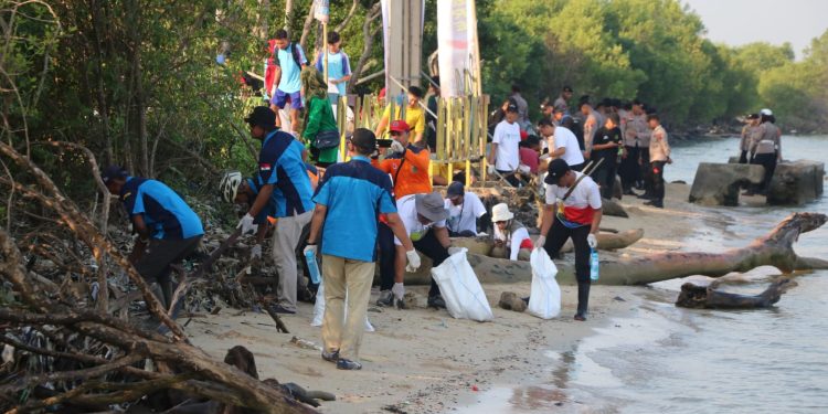 Hari Lingkungan Hidup di Jepara: Aksi Bersih Sampah dan Tanam 3.000 Mangrove
