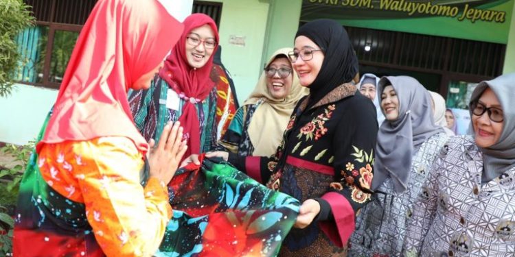 Batik Ciprat dan Pot Kain Bekas Rumpel Jepara Dapat Apresiasi Nawal Arafah