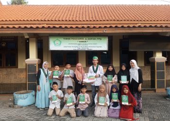 Gelar Muharam Berbagi, HMI Korkom Walisongo Berbagi Mushaf Al-Qur’an Hingga Makanan