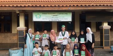 Gelar Muharam Berbagi, HMI Korkom Walisongo Berbagi Mushaf Al-Qur’an Hingga Makanan