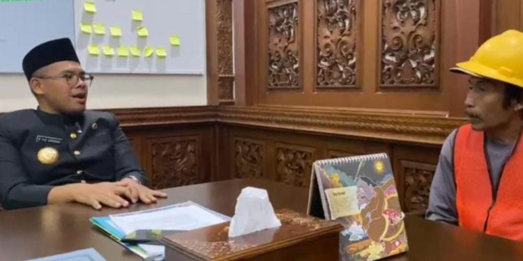 Viral Bersihkan Got Saat Banjir, Amat Ikrom Dapat Hadiah dari Bupati Batang