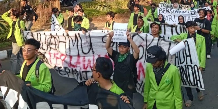 Demo di Kantor Gubernur Jateng, Mahasiswa Tolak Campur Tangan Asing dalam Penegakan Hukum Kasus Karhutla